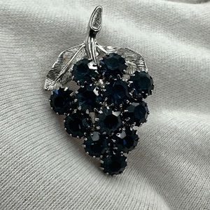 Vintage Rhinestone Brooch Silver Tone Blue Glass Stone Grape Pin #194